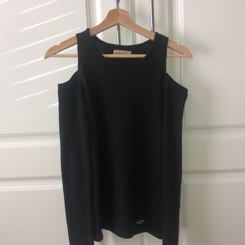 Black cold shoulder Hollister top